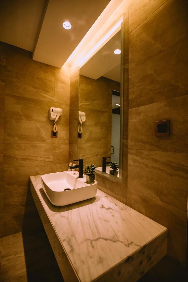 The Maximilian Hotel Cauayan City  外观 照片